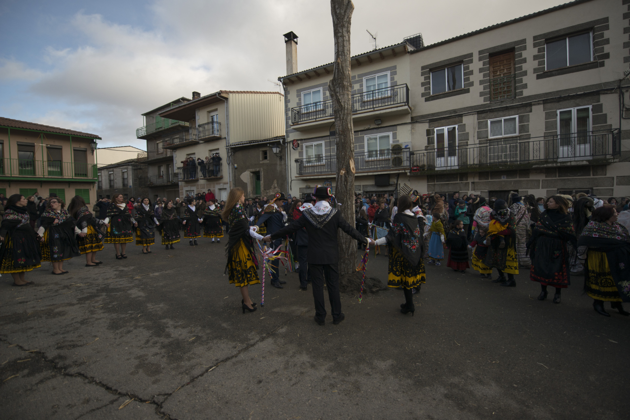 En la plaza mayor, alrededor del mayo,  imitarán la trilla, la siega, la siembra y las labores ganaderas y agrícolas. 