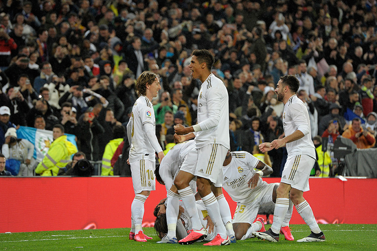 Jugadores del Real  festeja el segundo gol del partido entre Real Madrid y el Barcelona.