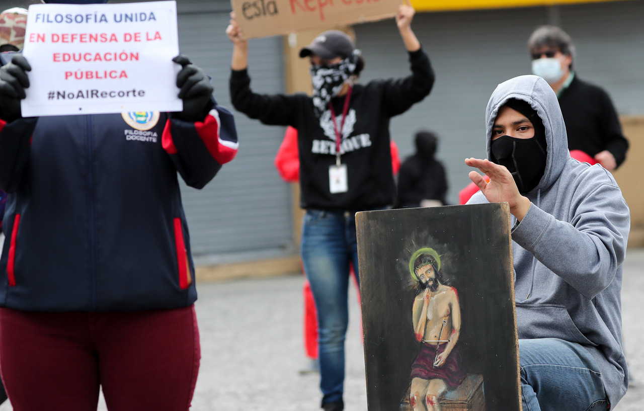 En la pandemia del COVID-19, el efecto mágico de la máscara en la cultura popular del continente, el diablo, el payaso, la llorona, el policía, son personajes bufones y enmascarados que asumen una identidad otra a la que representan.