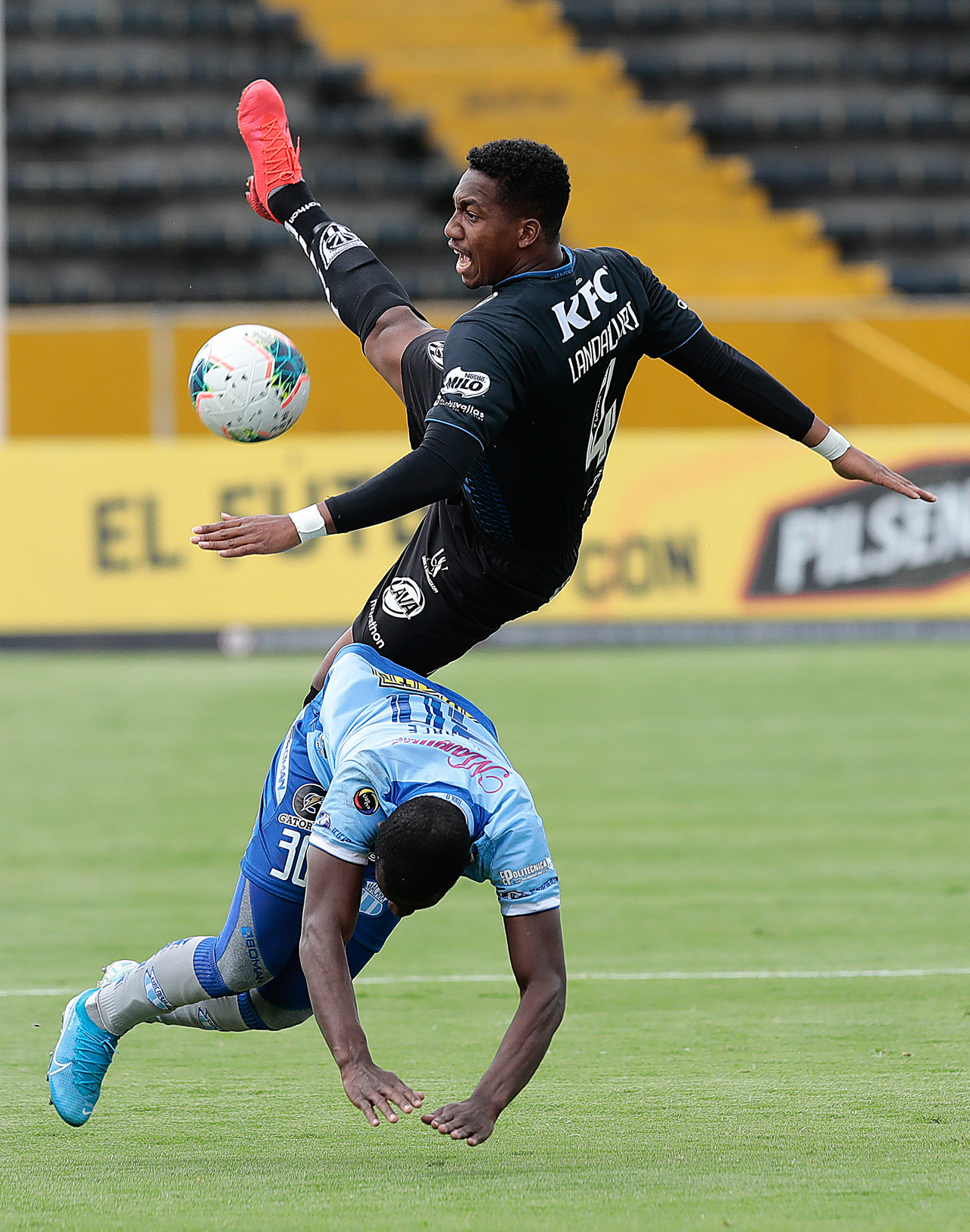 Anthony Landázuri del Independiente del Valle disputa el balón durante el partido contra el Macará.