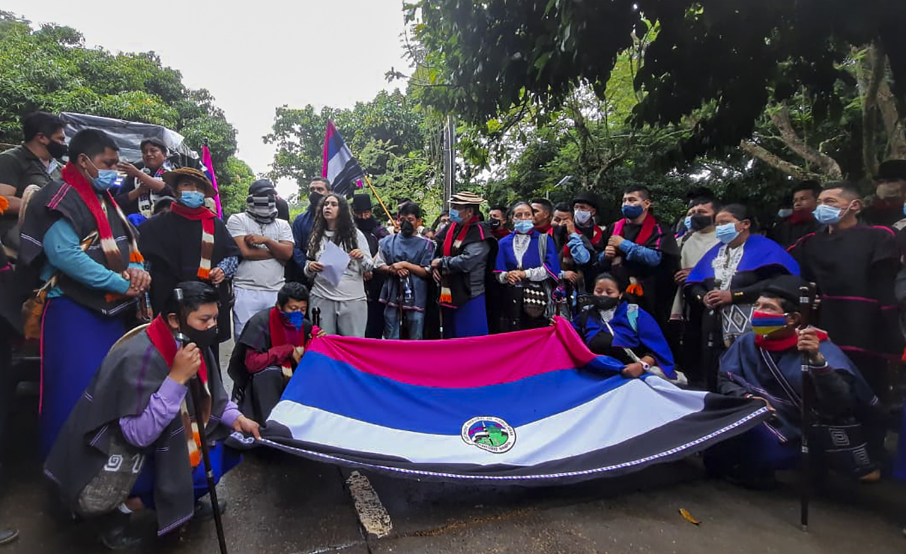 Estudiantes e indígenas Misak durante la huelga general en Colombia.