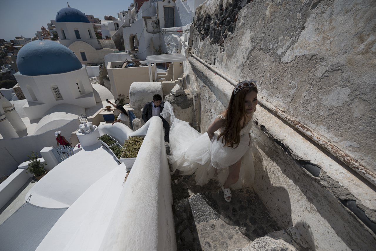 Thera o Thira es una de las islas griegas en Santorini, que se reconoce por sus casas encaladas, entrelazadas por callejones laberínticos y zigzagueantes, asentados en los acantilados. La isla cicládica seduce a las parejas de novios cada año