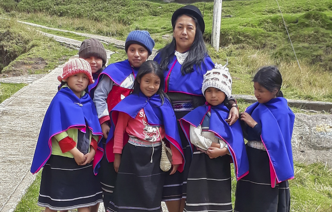 La escuela el Cacique estuvo en todos los grados de primaria y gracias a la  junta de padres de familia y las autoridades y ahora son parte para el festejo del Día Internacional de la Mujer Indígena.