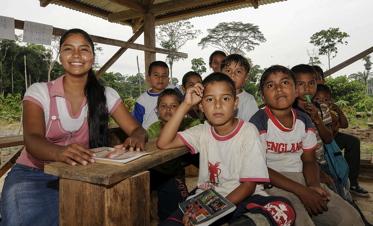 No el racismo y violencia contra los pueblos originarios, si a la educación desde el sistema comunitario de cada pueblo y nación originaria de América Latina.